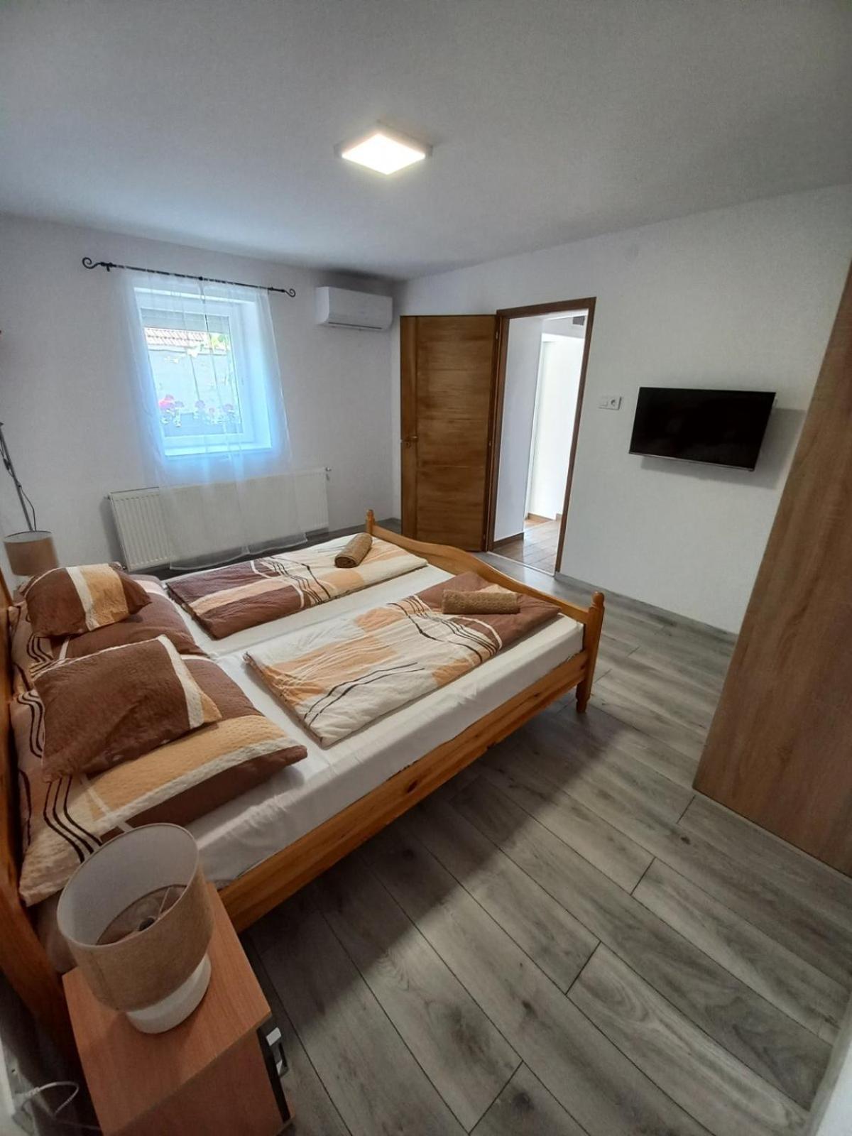 Oazis Apartman Sarospatak Luaran gambar